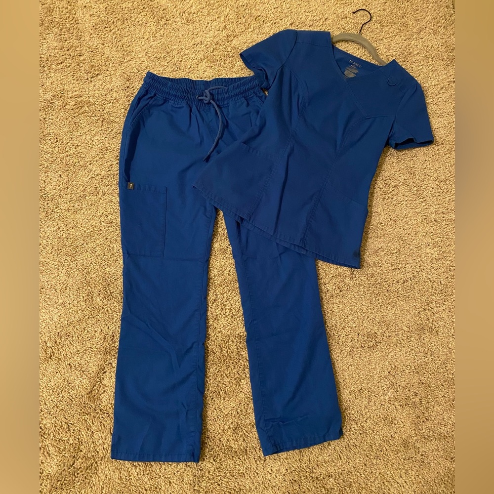 Jaanuu Scrub Set